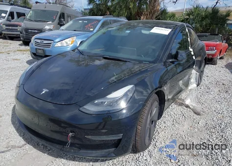 2021 Tesla Model 3 Standard Range Plus Rear-Wheel Drive z USA, uszkodzony, nr VIN 5YJ3E1EAXMF090352